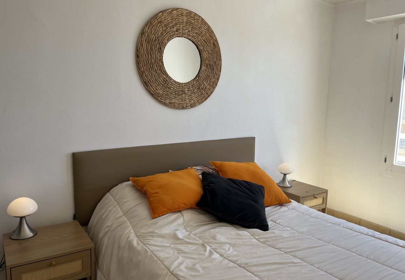 Appartamento a Fréjus - Port Fréjus, splendido bilocale con vista sul porto per 4 fortunati ospiti; situato in zona vivace, dotato di aria condizionata, Wi-Fi e parcheggio.