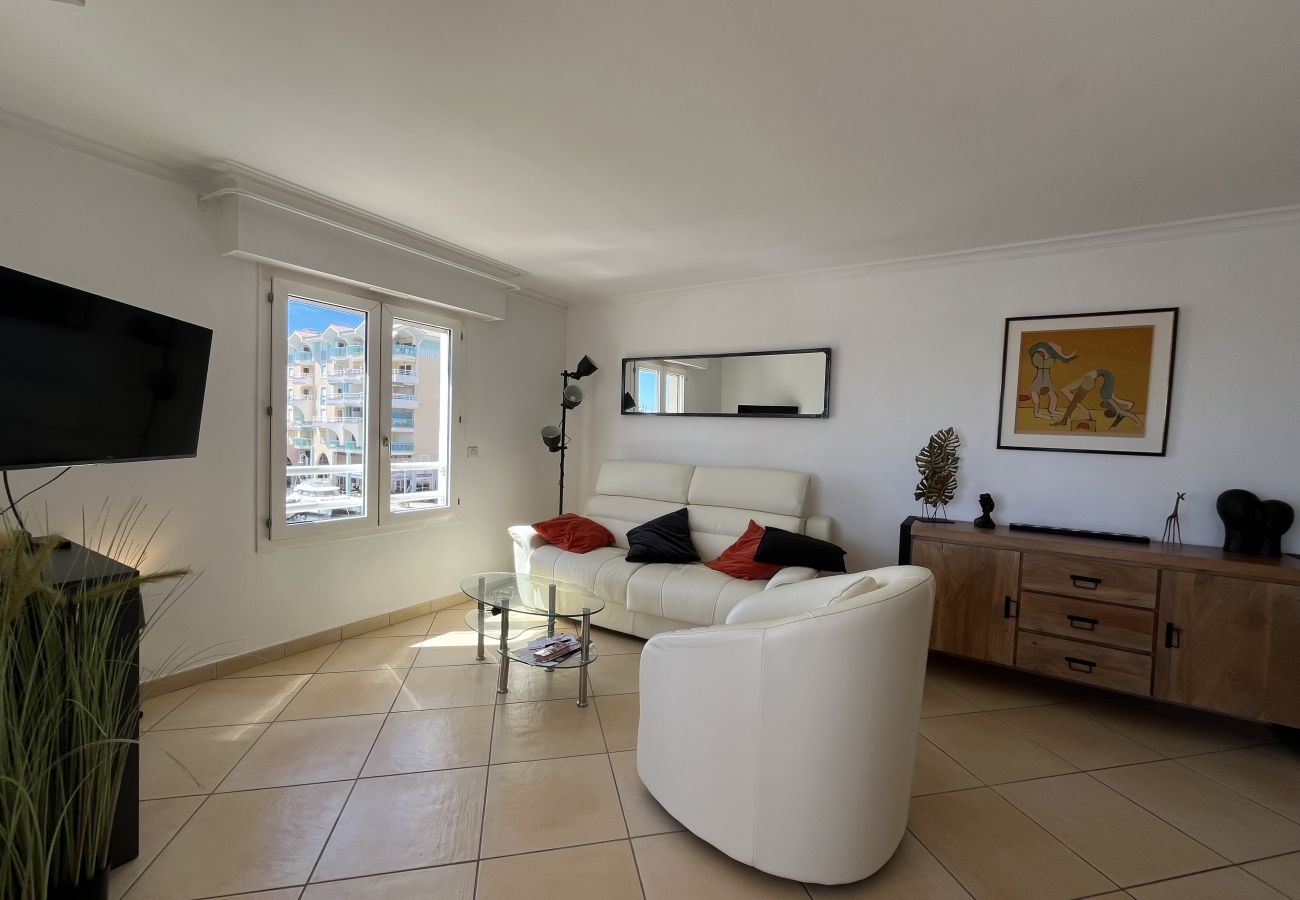 Appartamento a Fréjus - Port Fréjus, splendido bilocale con vista sul porto per 4 fortunati ospiti; situato in zona vivace, dotato di aria condizionata, Wi-Fi e parcheggio.