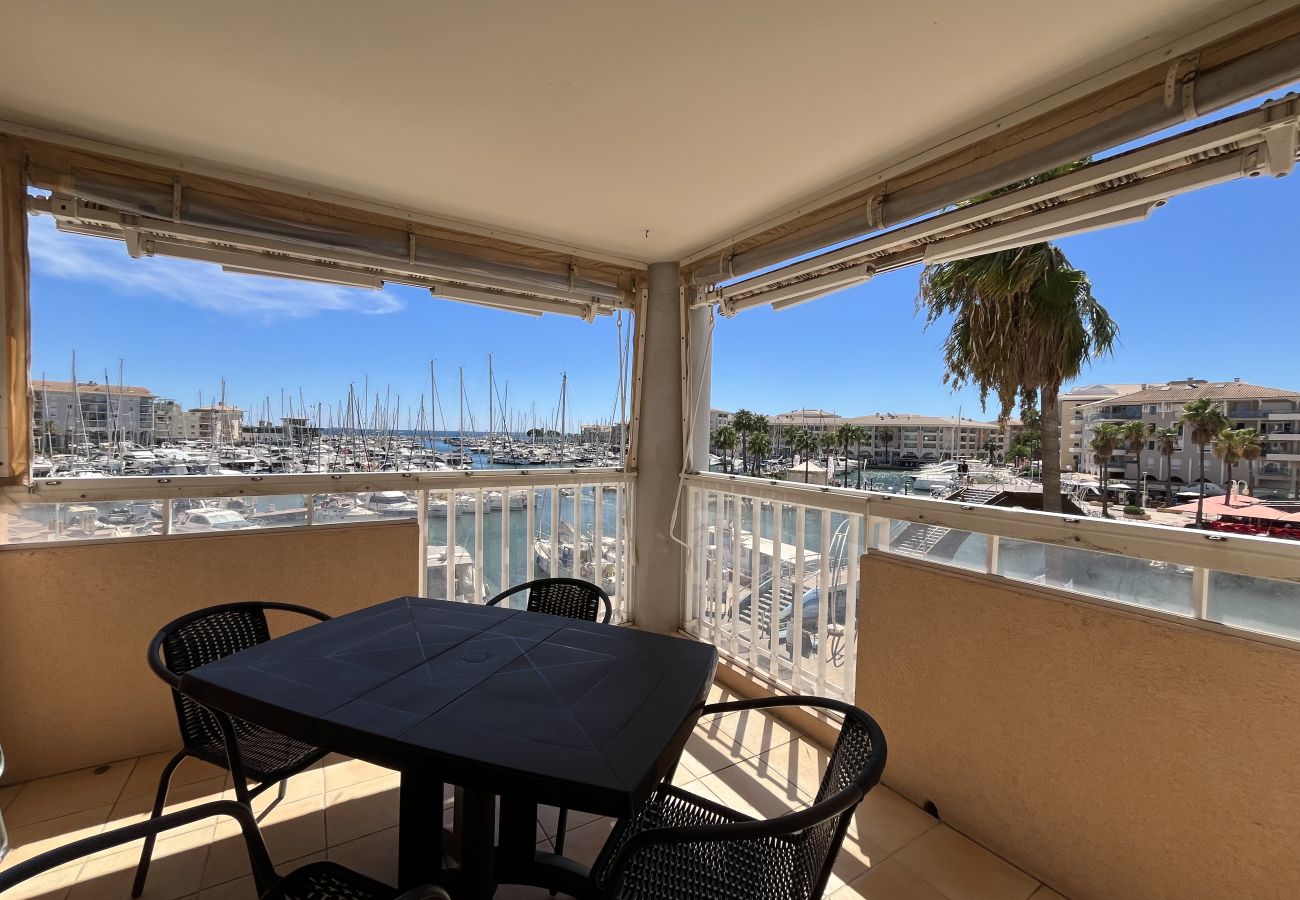 Appartamento a Fréjus - Port Fréjus, splendido bilocale con vista sul porto per 4 fortunati ospiti; situato in zona vivace, dotato di aria condizionata, Wi-Fi e parcheggio.