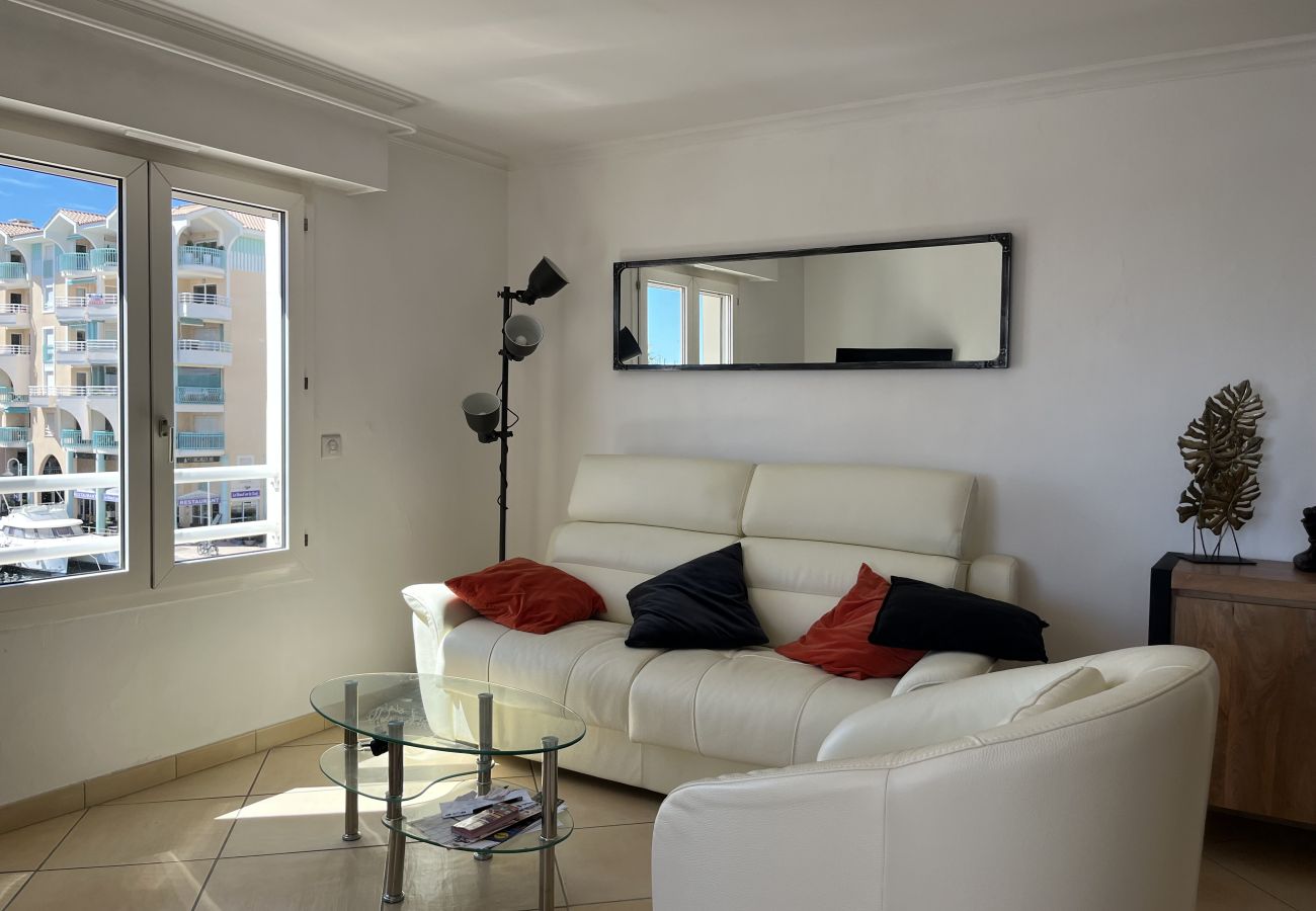 Appartamento a Fréjus - Port Fréjus, splendido bilocale con vista sul porto per 4 fortunati ospiti; situato in zona vivace, dotato di aria condizionata, Wi-Fi e parcheggio.