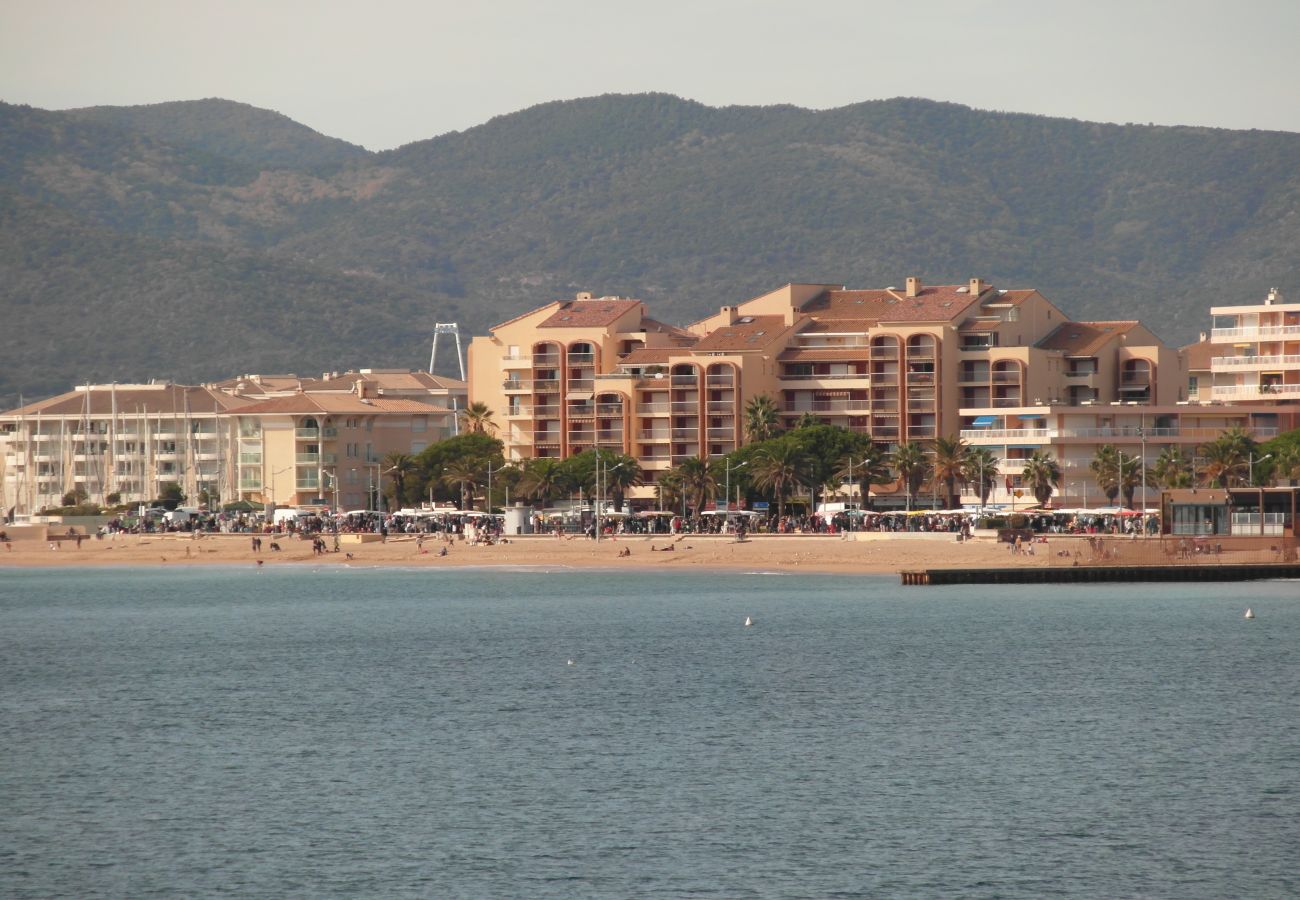 Studio à Fréjus - Fréjus Plage Studio Cabine 26 m2 2 Adultes 2 Enfants à 20 m de la plage