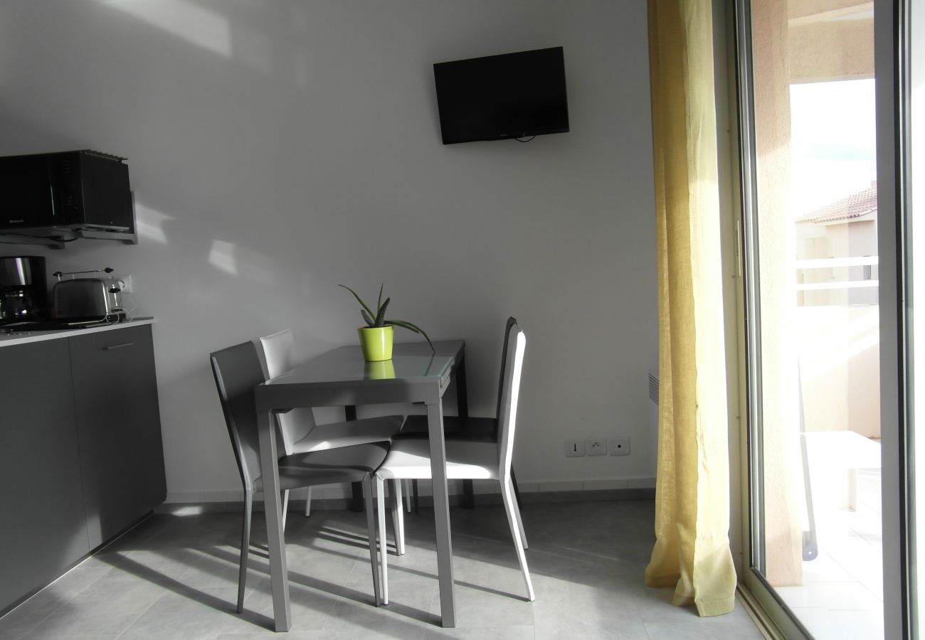 Studio à Fréjus - Fréjus Plage Studio Cabine 26 m2 2 Adultes 2 Enfants à 20 m de la plage