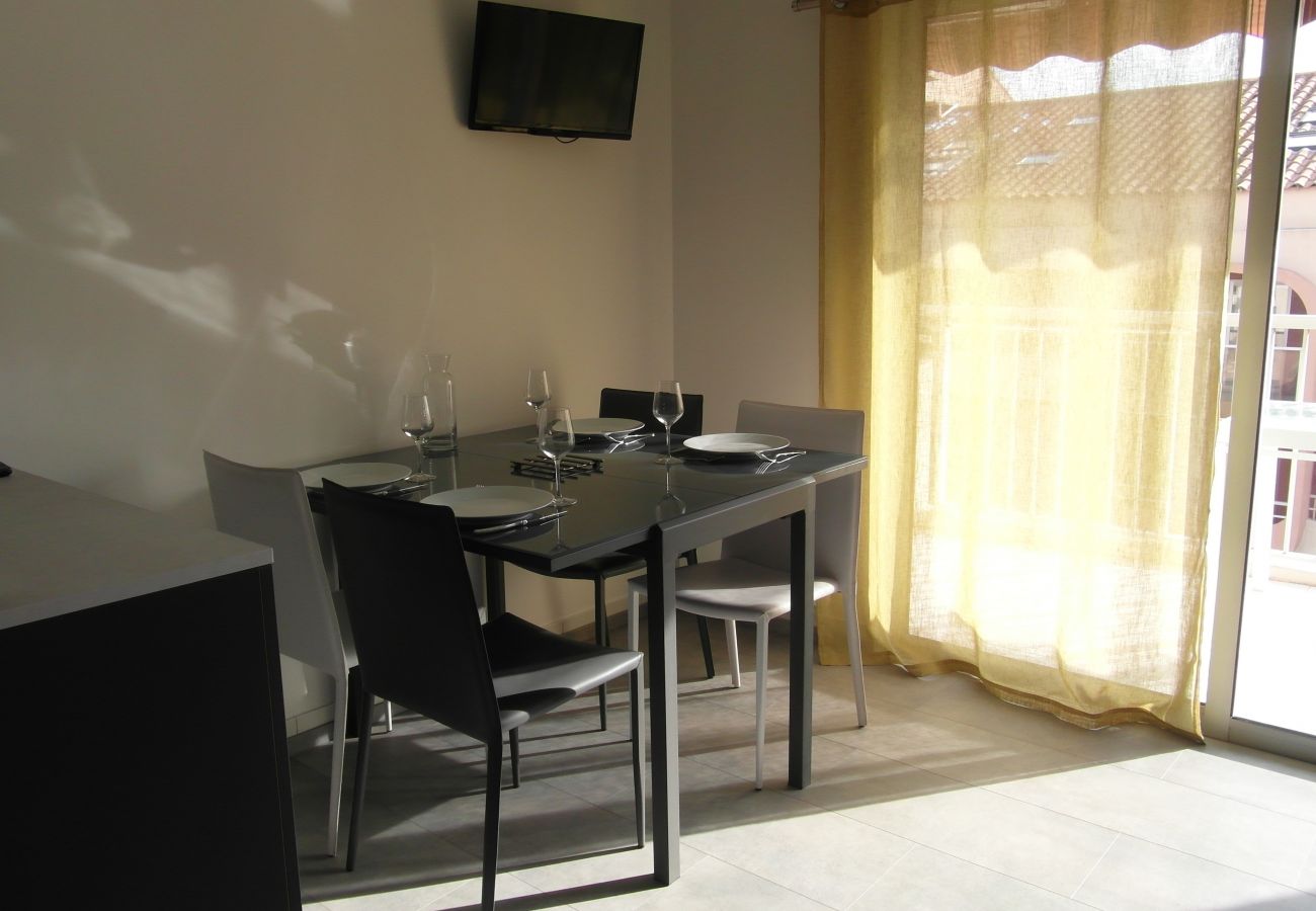 Studio à Fréjus - Fréjus Plage Studio Cabine 26 m2 2 Adultes 2 Enfants à 20 m de la plage