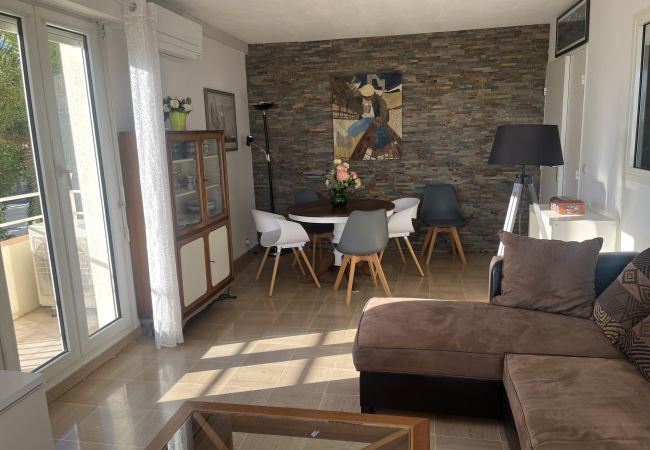 Appartement à Fréjus - Port FREJUS Appartement d'exception  3 Pièces de 64 m2 Balcon vue mer, climatisé, avec piscine WIFI 6 Personnes Appartement à Fréjus - Port FREJUS Appartement d'exception  3 Pièces de 64 m2 Balcon vue mer, climatisé, avec piscine WIFI 6 Personnes