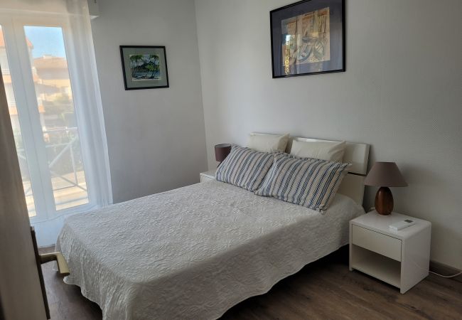 Appartement à Fréjus - Port FREJUS Appartement d'exception  3 Pièces de 64 m2 Balcon vue mer, climatisé, avec piscine WIFI 6 Personnes Appartement à Fréjus - Port FREJUS Appartement d'exception  3 Pièces de 64 m2 Balcon vue mer, climatisé, avec piscine WIFI 6 Personnes