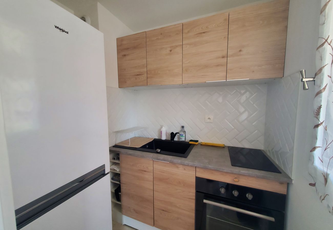 Studio à Fréjus - FREJUS Plage La Miougrano Studio climatisé de 29 m2 pour 2 Adultes et 2 enfants, piscine, WIFI  haut débit et parking