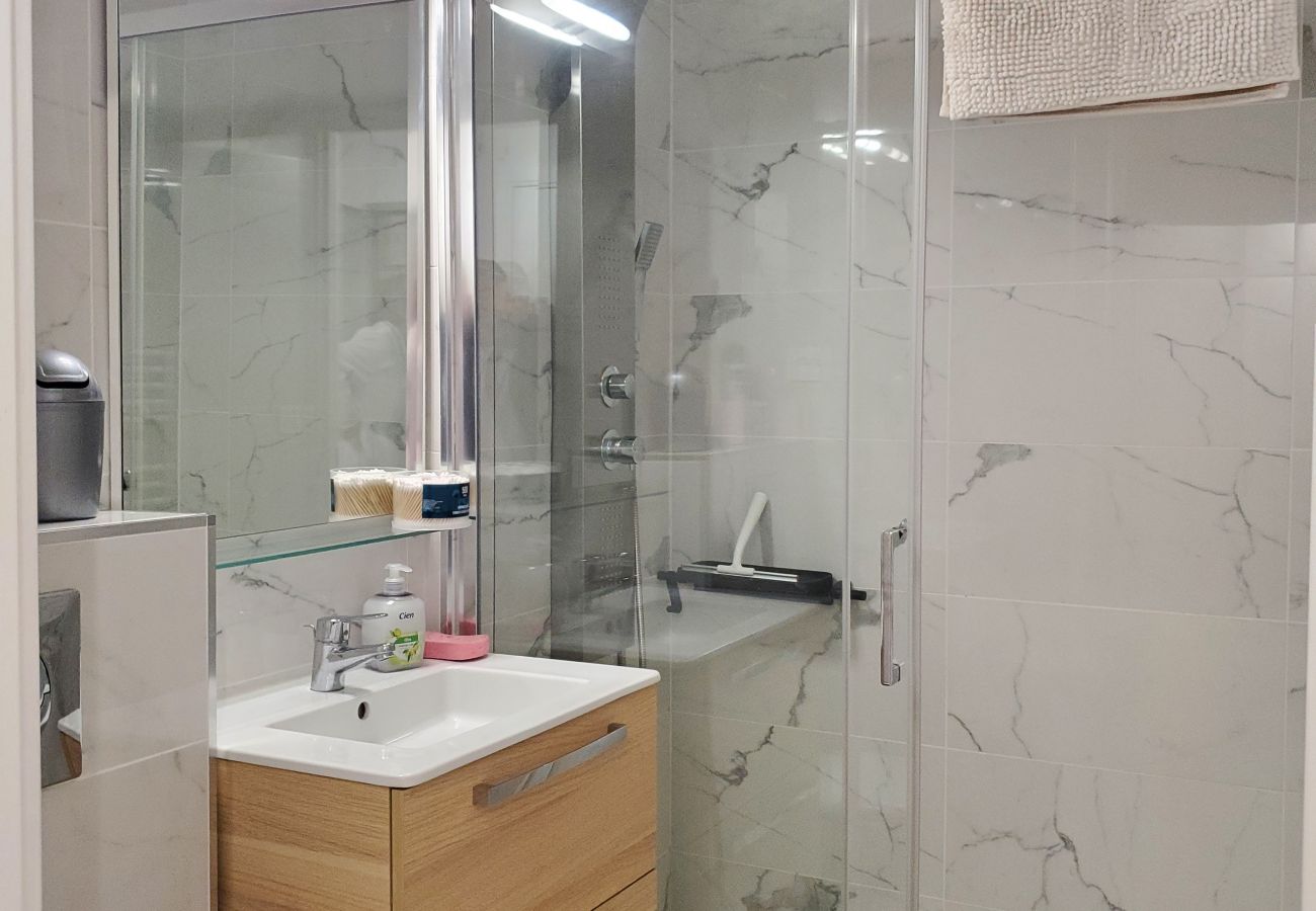 Studio à Fréjus - FREJUS Plage La Miougrano Studio climatisé de 29 m2 pour 2 Adultes et 2 enfants, piscine, WIFI  haut débit et parking