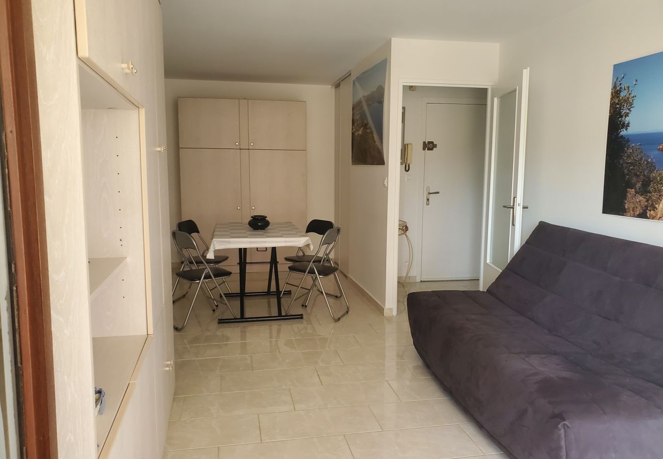 Studio à Fréjus - FREJUS Plage La Miougrano Studio climatisé de 29 m2 pour 2 Adultes et 2 enfants, piscine, WIFI  haut débit et parking