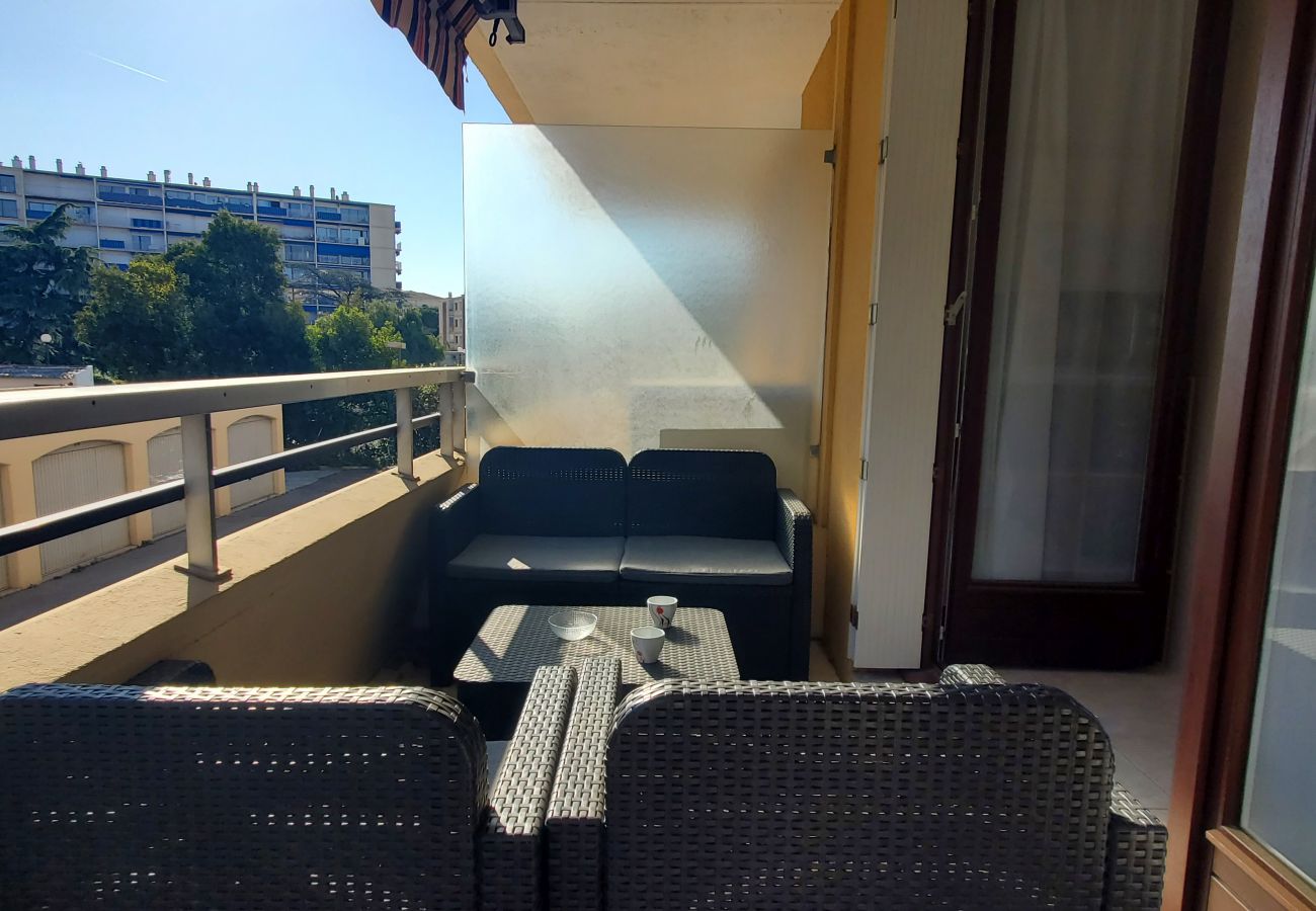 Studio à Fréjus - FREJUS Plage La Miougrano Studio climatisé de 29 m2 pour 2 Adultes et 2 enfants, piscine, WIFI  haut débit et parking