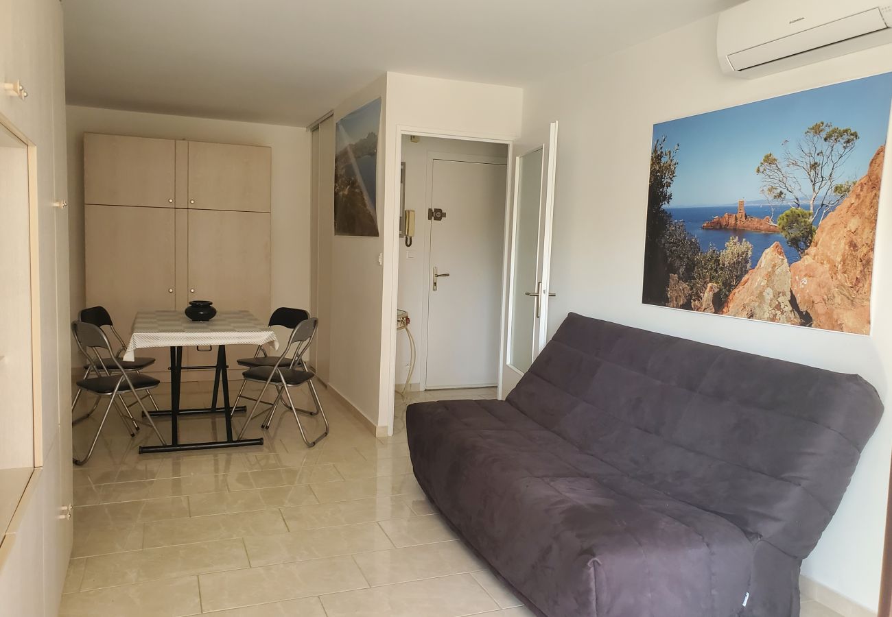 Studio à Fréjus - FREJUS Plage La Miougrano Studio climatisé de 29 m2 pour 2 Adultes et 2 enfants, piscine, WIFI  haut débit et parking