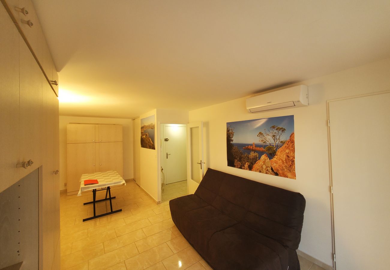 Studio à Fréjus - FREJUS Plage La Miougrano Studio climatisé de 29 m2 pour 2 Adultes et 2 enfants, piscine, WIFI  haut débit et parking