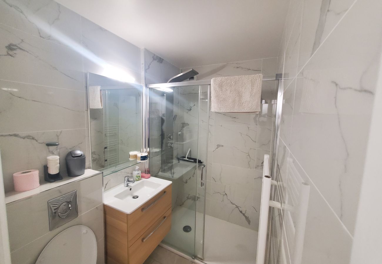 Studio à Fréjus - FREJUS Plage La Miougrano Studio climatisé de 29 m2 pour 2 Adultes et 2 enfants, piscine, WIFI  haut débit et parking