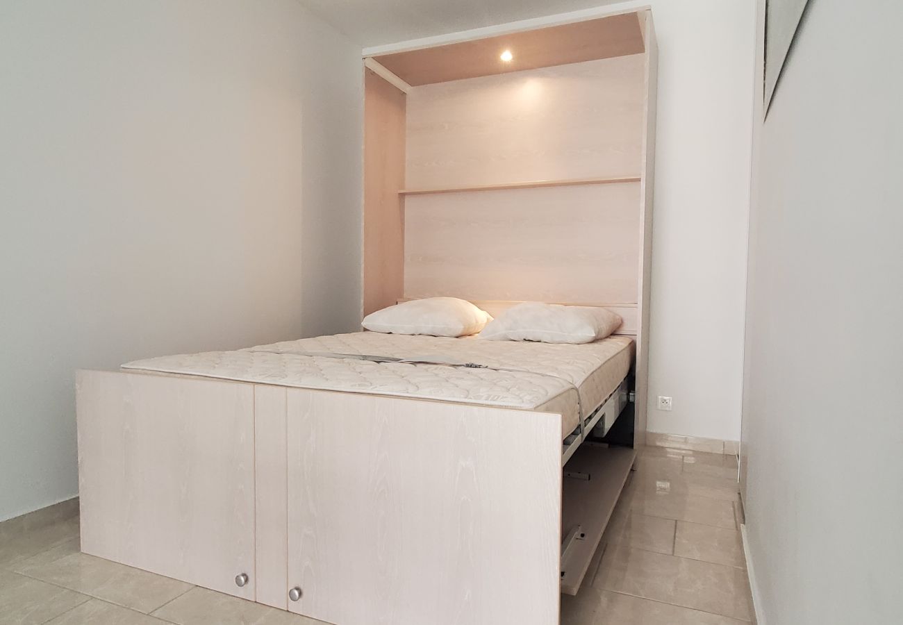 Studio à Fréjus - FREJUS Plage La Miougrano Studio climatisé de 29 m2 pour 2 Adultes et 2 enfants, piscine, WIFI  haut débit et parking
