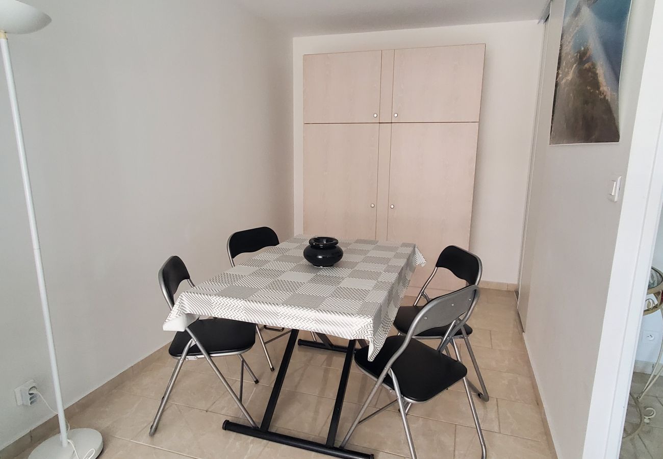 Studio à Fréjus - FREJUS Plage La Miougrano Studio climatisé de 29 m2 pour 2 Adultes et 2 enfants, piscine, WIFI  haut débit et parking