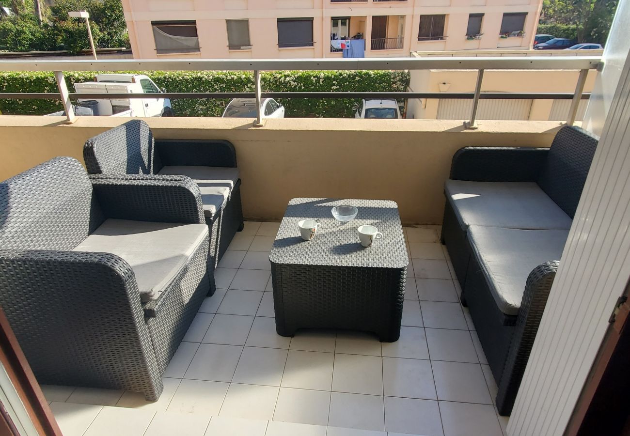 Studio à Fréjus - FREJUS Plage La Miougrano Studio climatisé de 29 m2 pour 2 Adultes et 2 enfants, piscine, WIFI  haut débit et parking