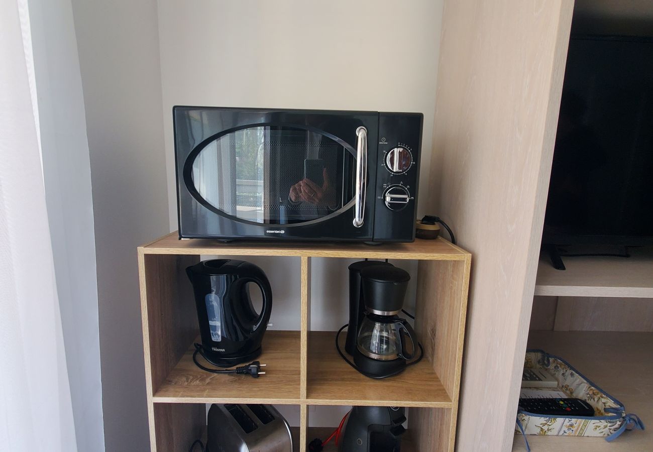 Studio à Fréjus - FREJUS Plage La Miougrano Studio climatisé de 29 m2 pour 2 Adultes et 2 enfants, piscine, WIFI  haut débit et parking