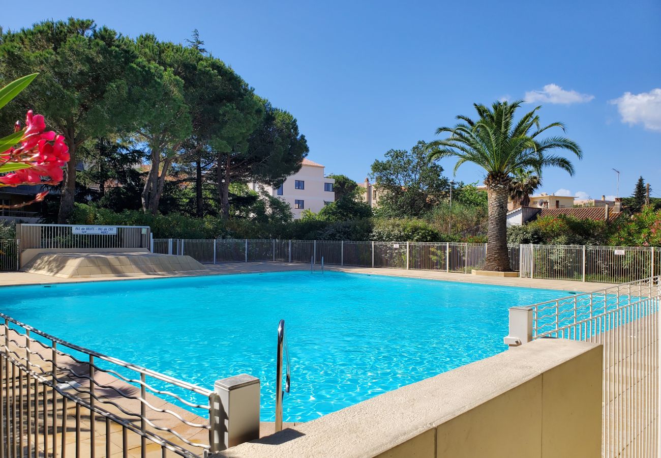 Studio à Fréjus - FREJUS Plage La Miougrano Studio climatisé de 29 m2 pour 2 Adultes et 2 enfants, piscine, WIFI  haut débit et parking
