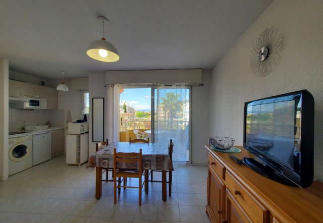 Studio à Fréjus - Port FREJUS Studio avec coin nuit de 30 m2 pour 2 Adultes 2 Enfants avec balcon au calme côté jardin Studio à Fréjus - Port FREJUS Studio avec coin nuit de 30 m2 pour 2 Adultes 2 Enfants avec balcon au calme côté jardin