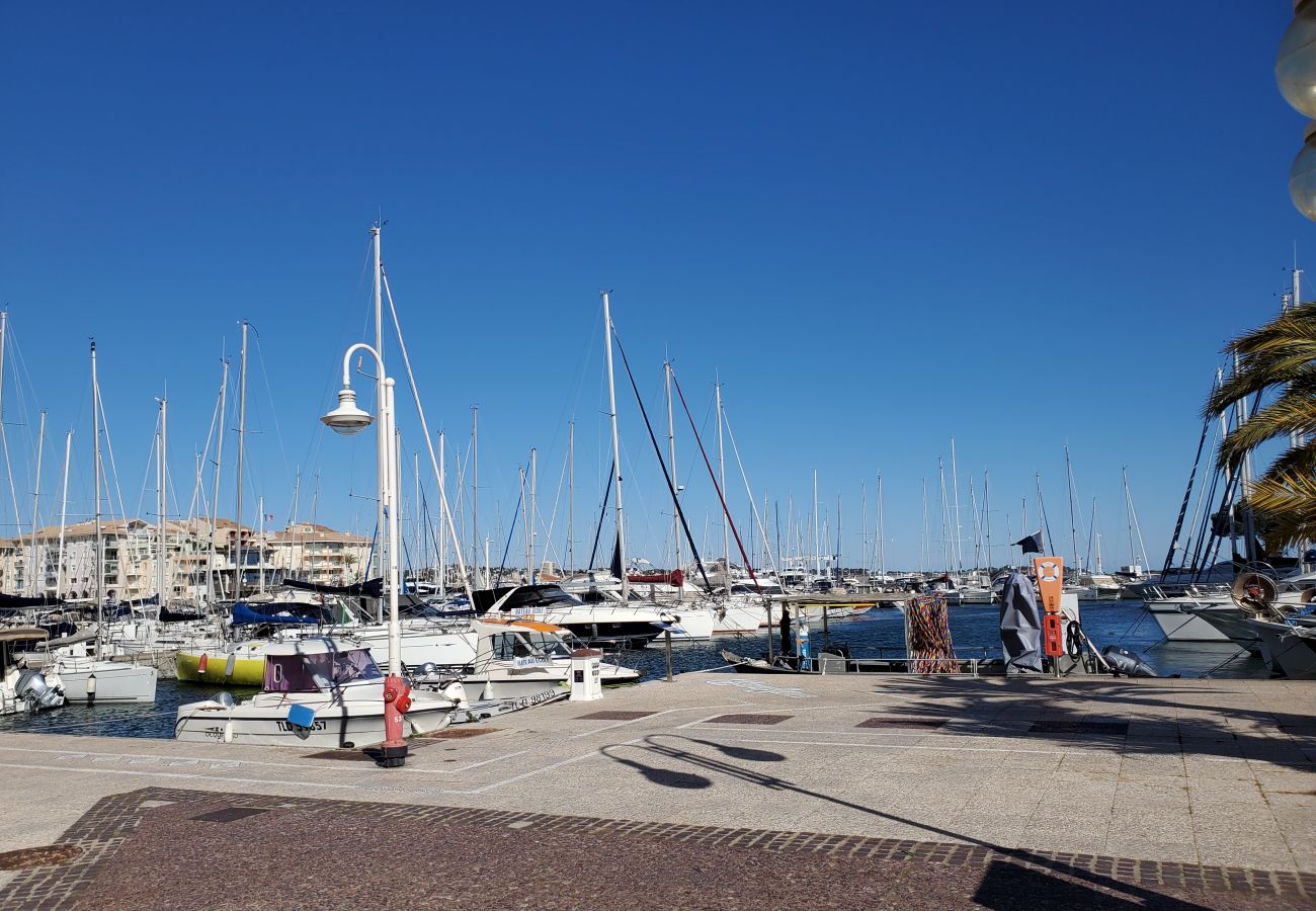 Studio à Fréjus - Port FREJUS Studio avec coin nuit de 30 m2 pour 2 Adultes 2 Enfants avec balcon au calme côté jardin