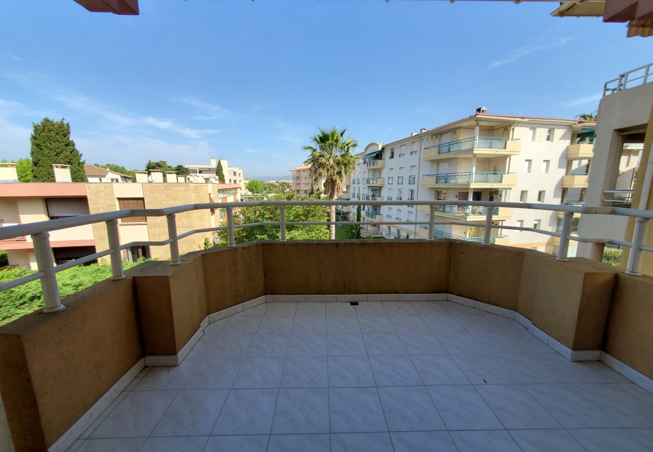 Studio à Fréjus - Port FREJUS Studio avec coin nuit de 30 m2 pour 2 Adultes 2 Enfants avec balcon au calme côté jardin