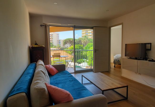 Appartement à Fréjus - FREJUS PLAGE 2 Pièces 32m2 Les Pins maritimes 4 Personnes Balcon sur jardin