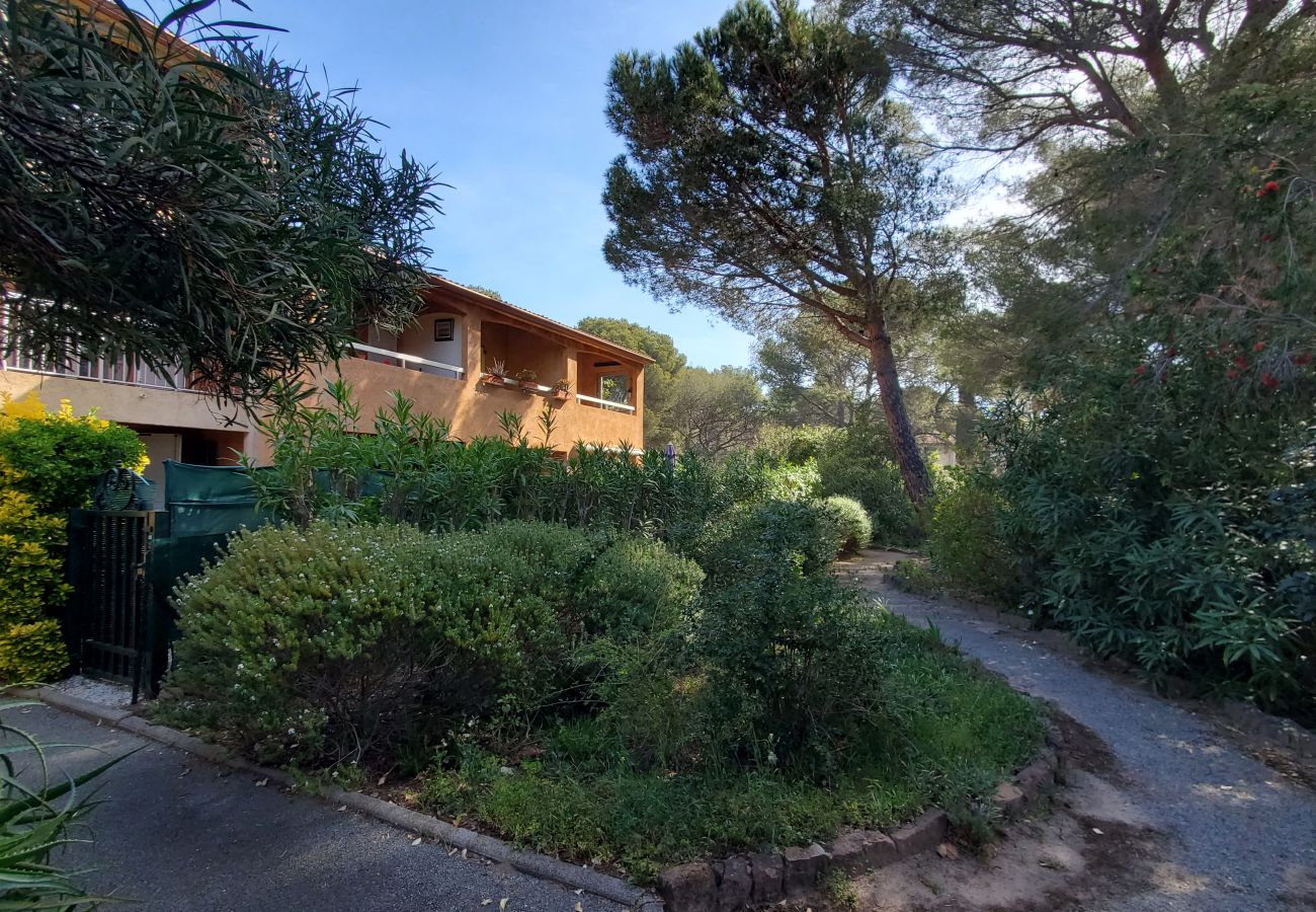 Appartement à Saint Raphael - La Péguière 2 Pièces 27m2 jardin privatif 400m de la plage