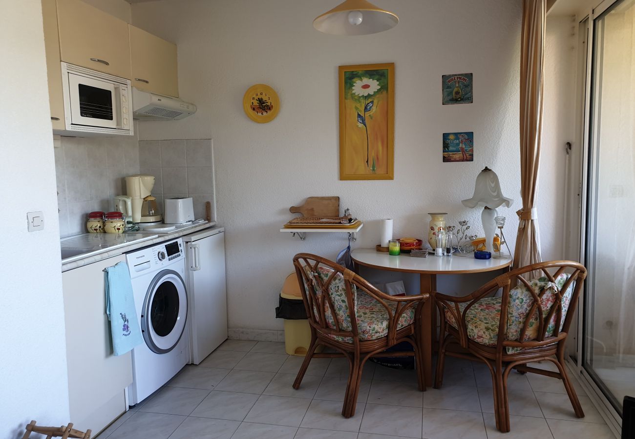 Studio à Fréjus - Port Fréjus 100m des plages et de la base nature, studio 23 m2, 4 couchages, balcon parking privatif