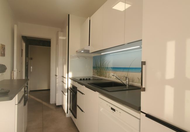 Appartement à Fréjus - LA MIOUGRA NO Fréjus-Plage :Superbe T2, 47 m2 climatisé,wifi/box fibre,200 m des plages, vue piscine et jardin, parking