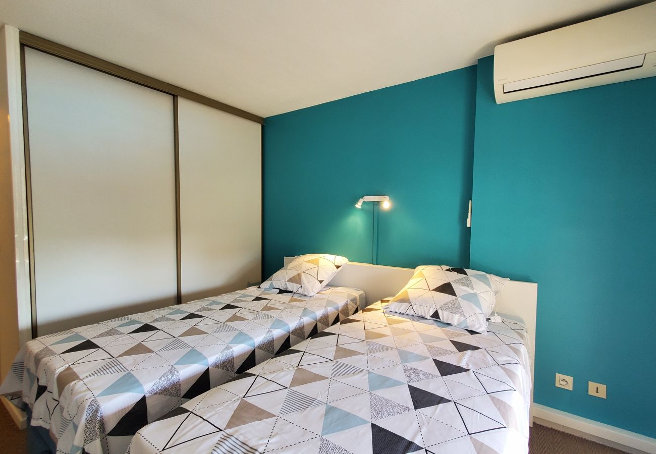 Appartement à Fréjus - LA MIOUGRA NO Fréjus-Plage :Superbe T2, 47 m2 climatisé,wifi/box fibre,200 m des plages, vue piscine et jardin, parking