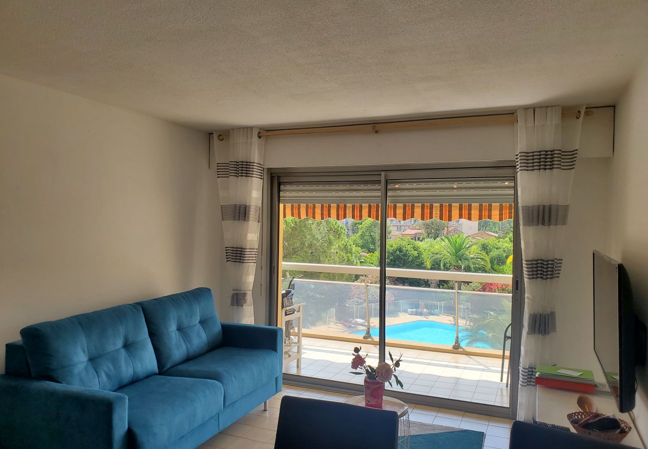 Appartement à Fréjus - LA MIOUGRA NO Fréjus-Plage :Superbe T2, 47 m2 climatisé,wifi/box fibre,200 m des plages, vue piscine et jardin, parking