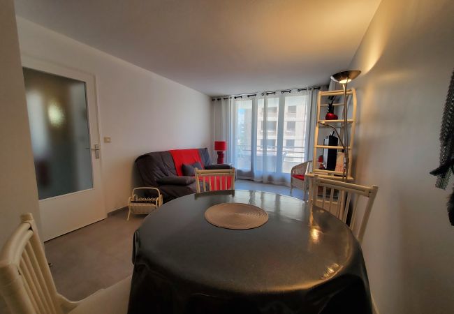 Appartement à Fréjus - MIOUGRANO Joli T2 climatisé  4 personnes 300m Plage, avec balcon, piscine, et parking en sous sol