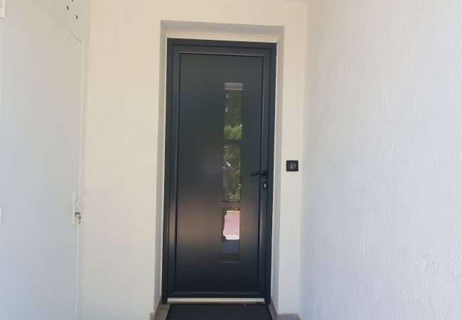 Appartement à Fréjus - MAGNIFIQUE T2 58m2 Climatisé PORT FREJUS 4/5 P dans quartier résidentiel, terrasse, au calme et proche de tout  Appartement à Fréjus - MAGNIFIQUE T2 58m2 Climatisé PORT FREJUS 4/5 P dans quartier résidentiel, terrasse, au calme et proche de tout