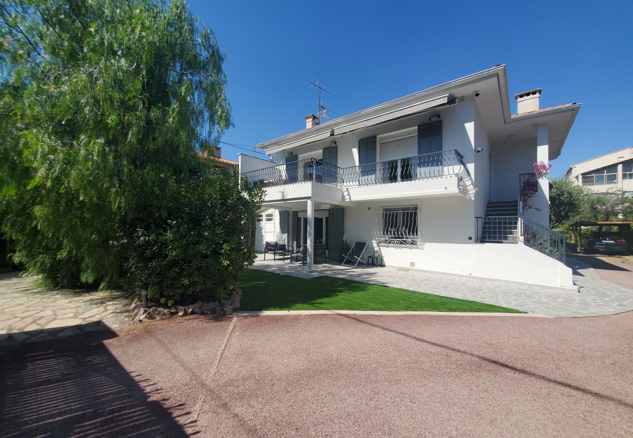 Appartement à Fréjus - MAGNIFIQUE T2 58m2 Climatisé PORT FREJUS 4/5 P dans quartier résidentiel, terrasse, au calme et proche de tout 