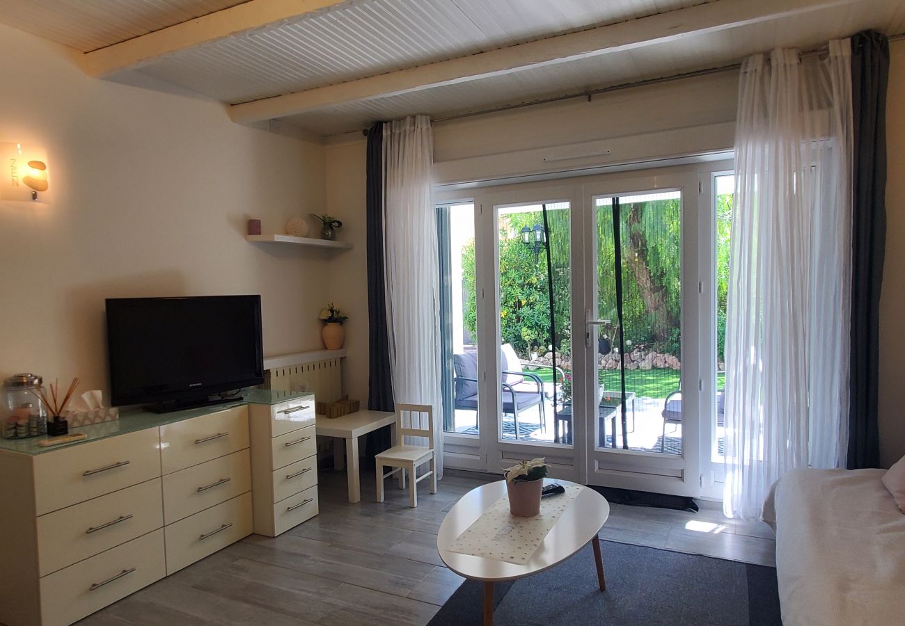 Appartement à Fréjus - MAGNIFIQUE T2 58m2 Climatisé PORT FREJUS 4/5 P dans quartier résidentiel, terrasse, au calme et proche de tout 