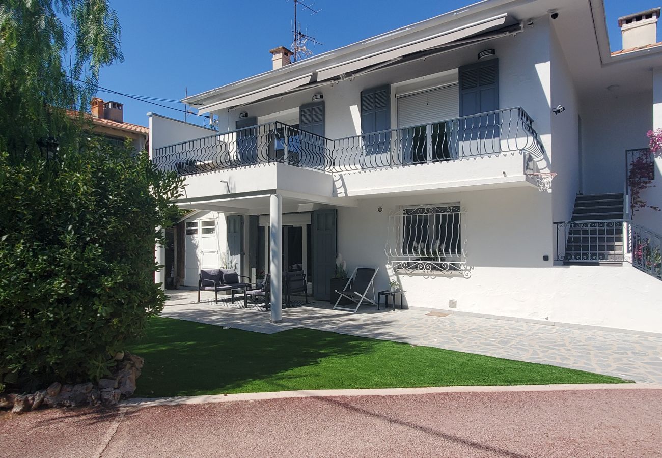 Appartement à Fréjus - MAGNIFIQUE T2 58m2 Climatisé PORT FREJUS 4/5 P dans quartier résidentiel, terrasse, au calme et proche de tout 