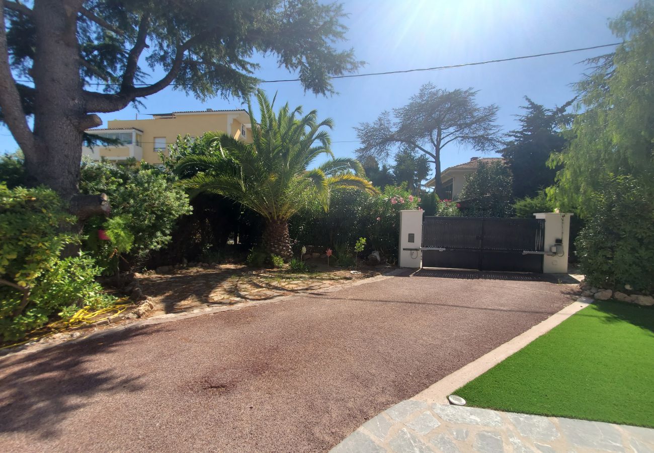 Appartement à Fréjus - MAGNIFIQUE T2 58m2 Climatisé PORT FREJUS 4/5 P dans quartier résidentiel, terrasse, au calme et proche de tout 