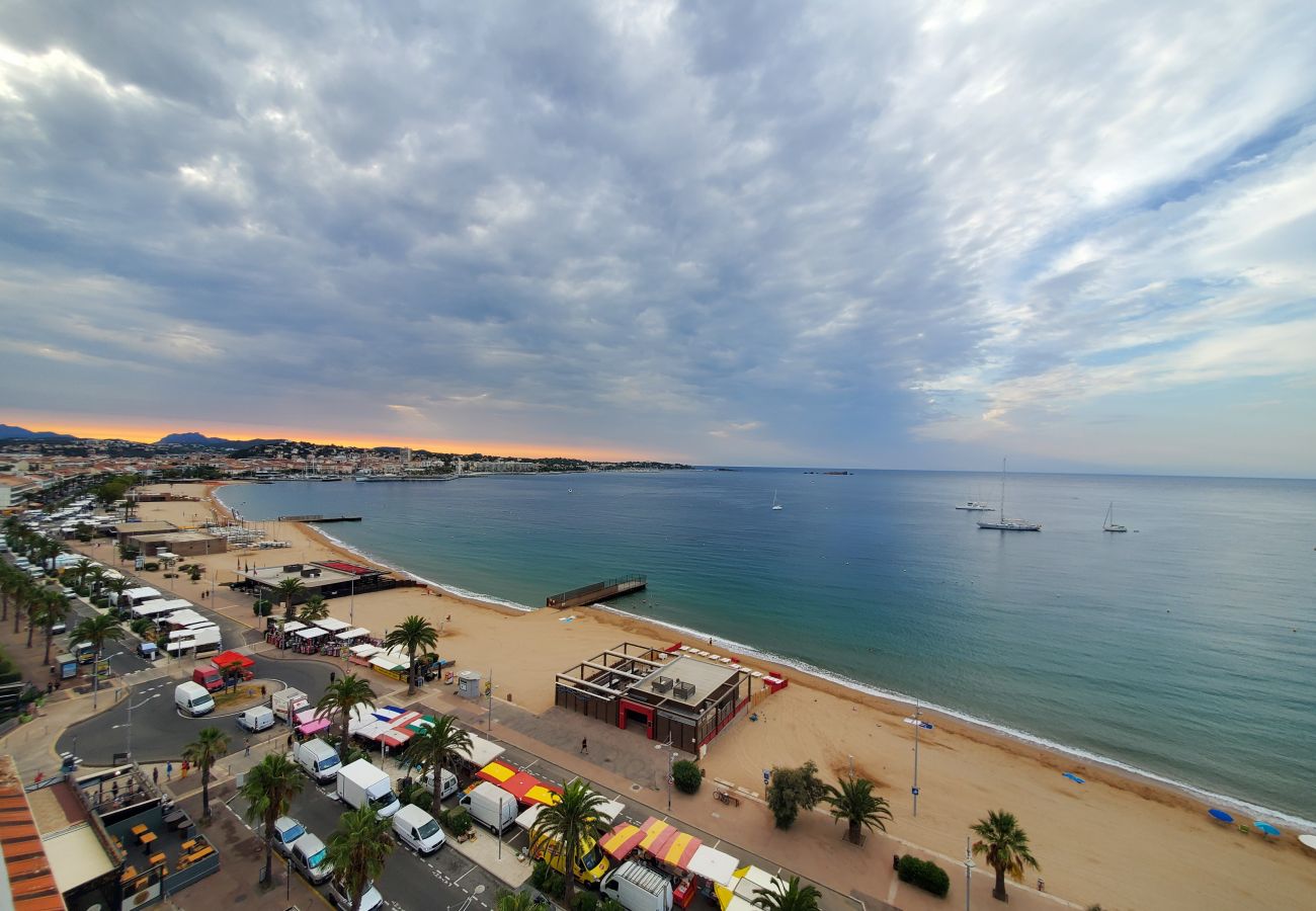Appartement à Fréjus - FREJUS PLAGE Tour Méditerranée 10e Etage T2 Vue mer 180° Parking