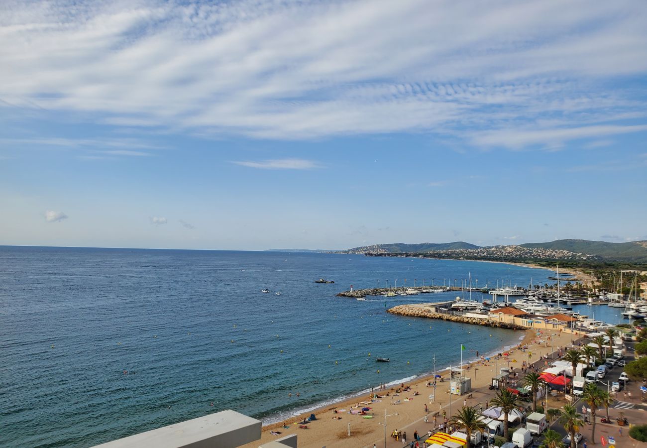 Appartement à Fréjus - FREJUS PLAGE Tour Méditerranée 10e Etage T2 Vue mer 180° Parking