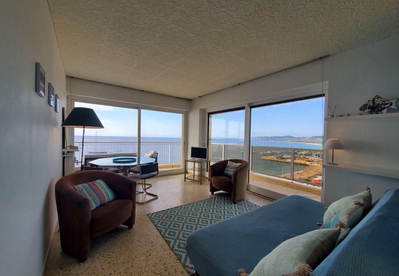 Appartement à Fréjus - FREJUS PLAGE Tour Méditerranée 10e Etage T2 Vue mer 180° Parking