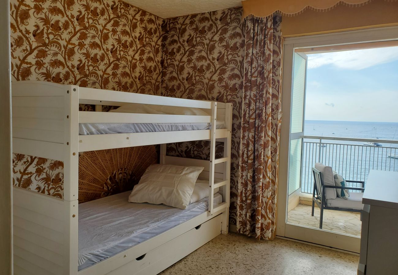 Appartement à Fréjus - FREJUS PLAGE Tour Méditerranée 10e Etage T2 Vue mer 180° Parking