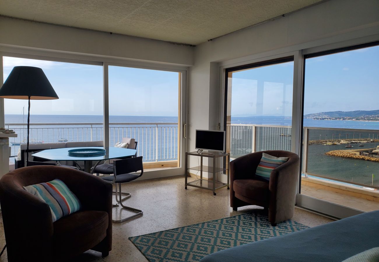 Appartement à Fréjus - FREJUS PLAGE Tour Méditerranée 10e Etage T2 Vue mer 180° Parking