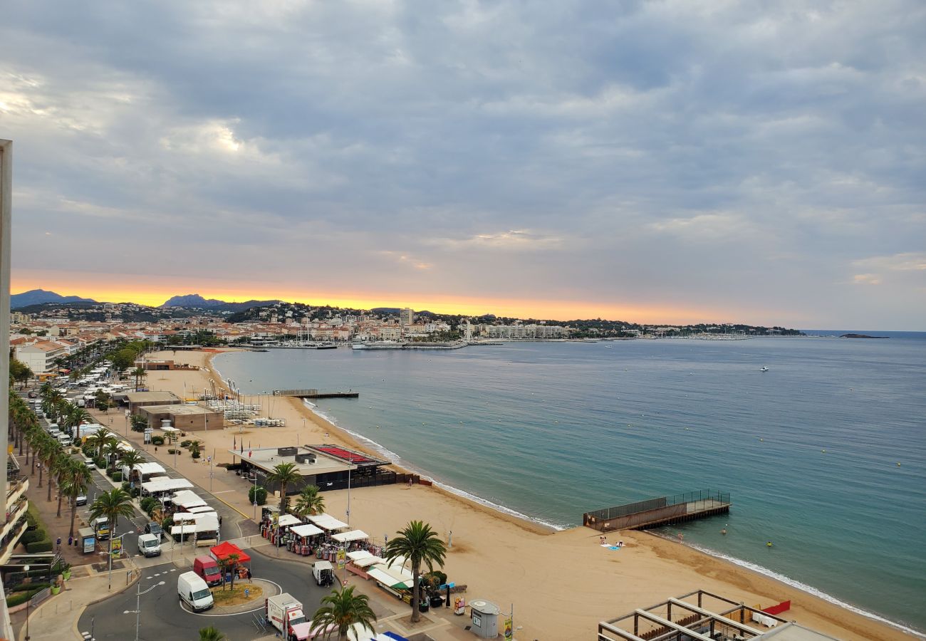 Appartement à Fréjus - FREJUS PLAGE Tour Méditerranée 10e Etage T2 Vue mer 180° Parking