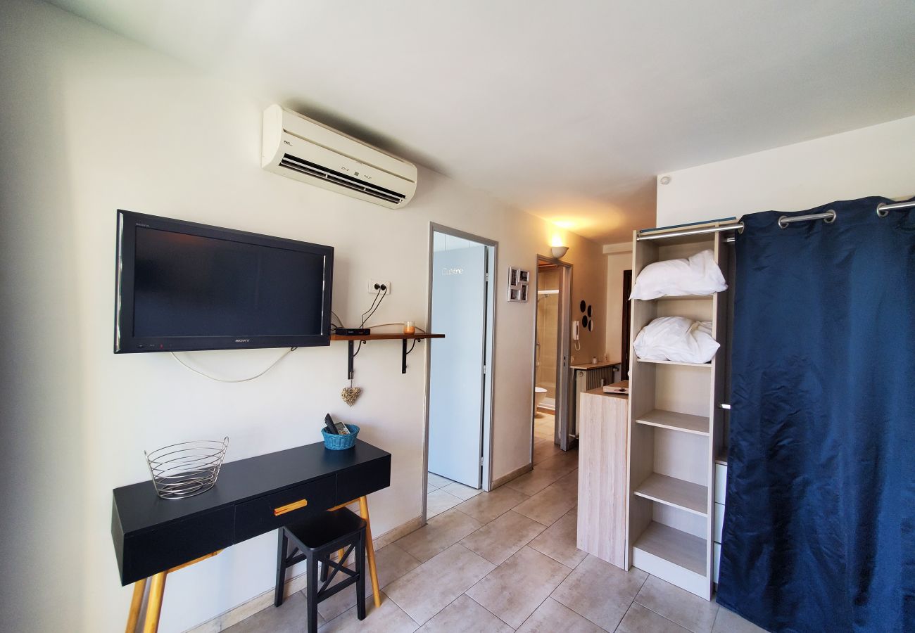 Studio à Fréjus - FREJUS PLAGE T1 26m2 climatisé Balcon 10m2 fermé vue mer Parking 50m plage