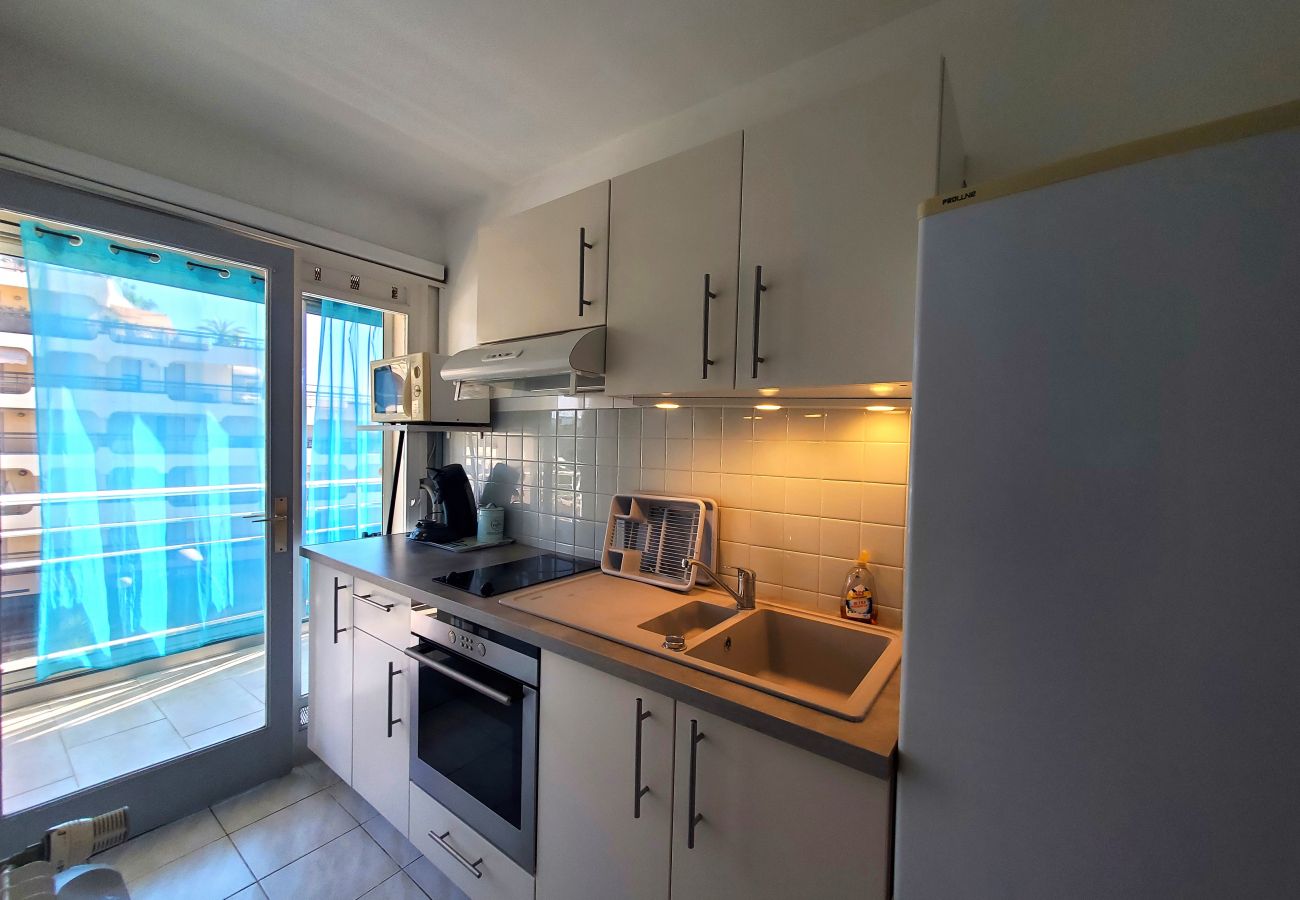 Studio à Fréjus - FREJUS PLAGE T1 26m2 climatisé Balcon 10m2 fermé vue mer Parking 50m plage
