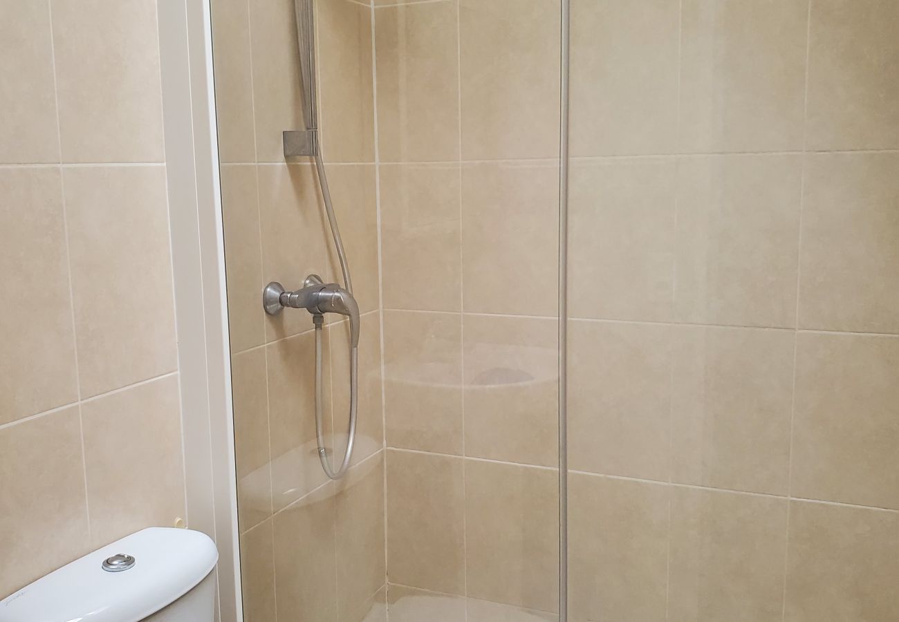 Studio à Fréjus - FREJUS PLAGE T1 26m2 climatisé Balcon 10m2 fermé vue mer Parking 50m plage