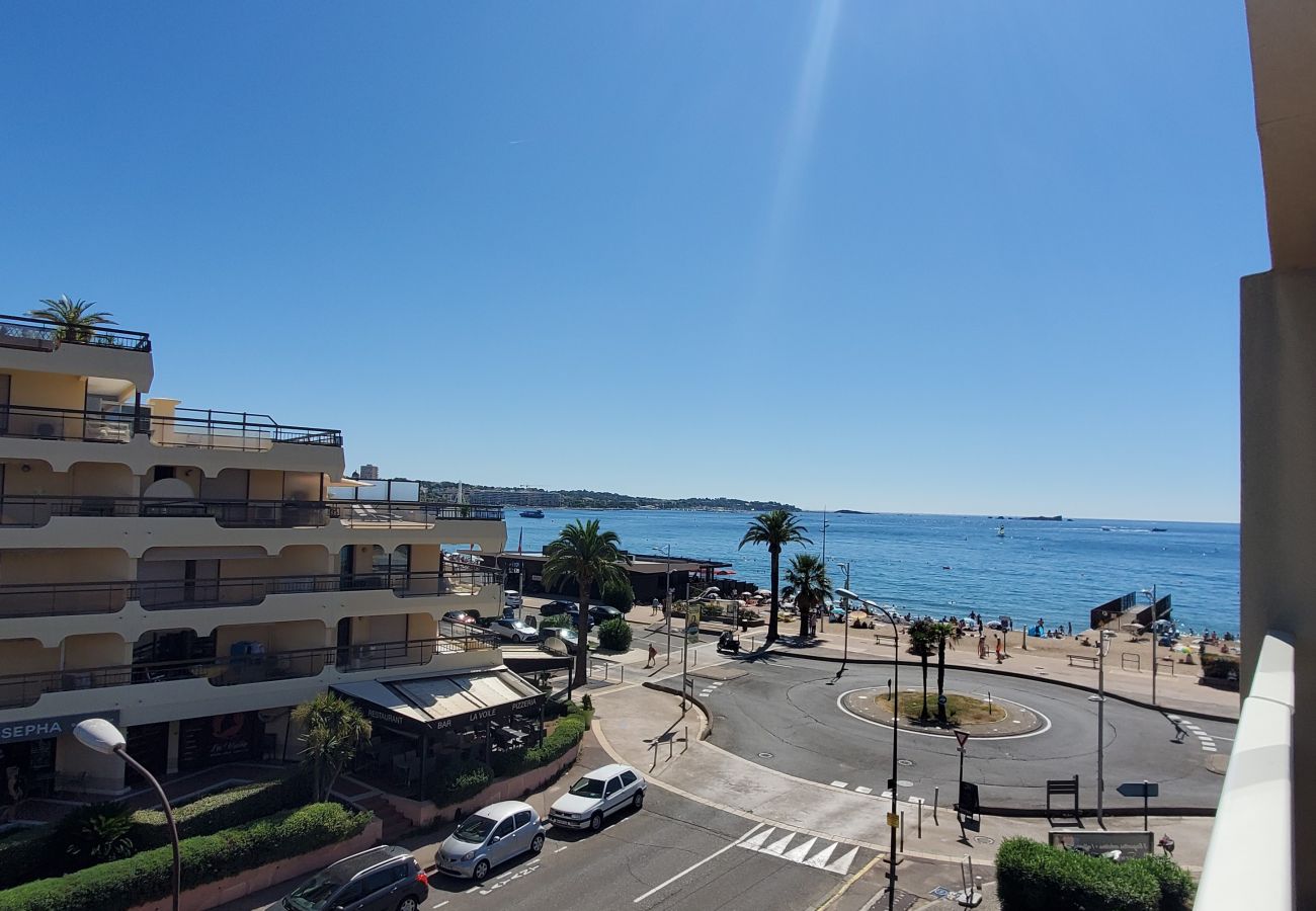 Studio à Fréjus - FREJUS PLAGE T1 26m2 climatisé Balcon 10m2 fermé vue mer Parking 50m plage