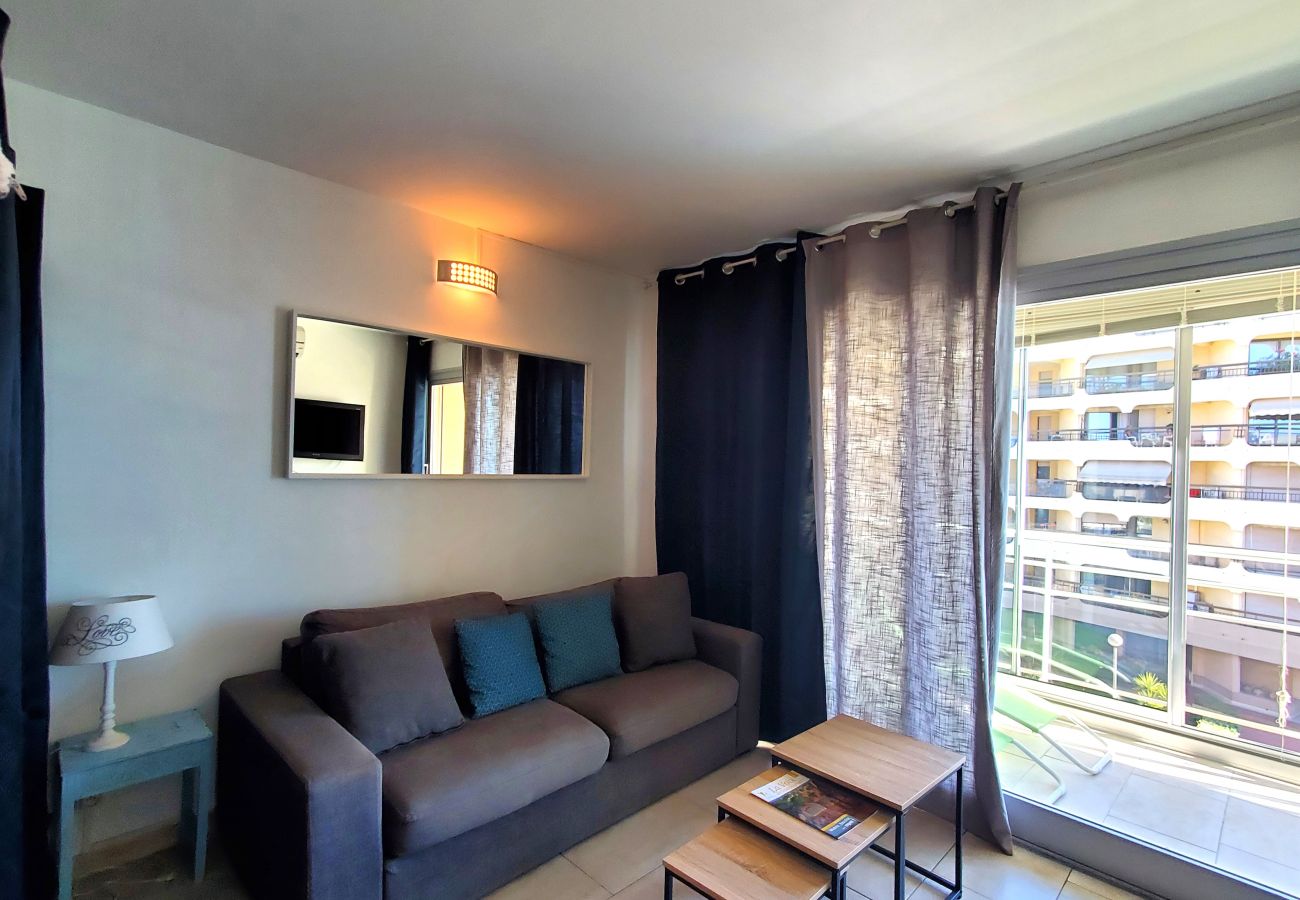 Studio à Fréjus - FREJUS PLAGE T1 26m2 climatisé Balcon 10m2 fermé vue mer Parking 50m plage