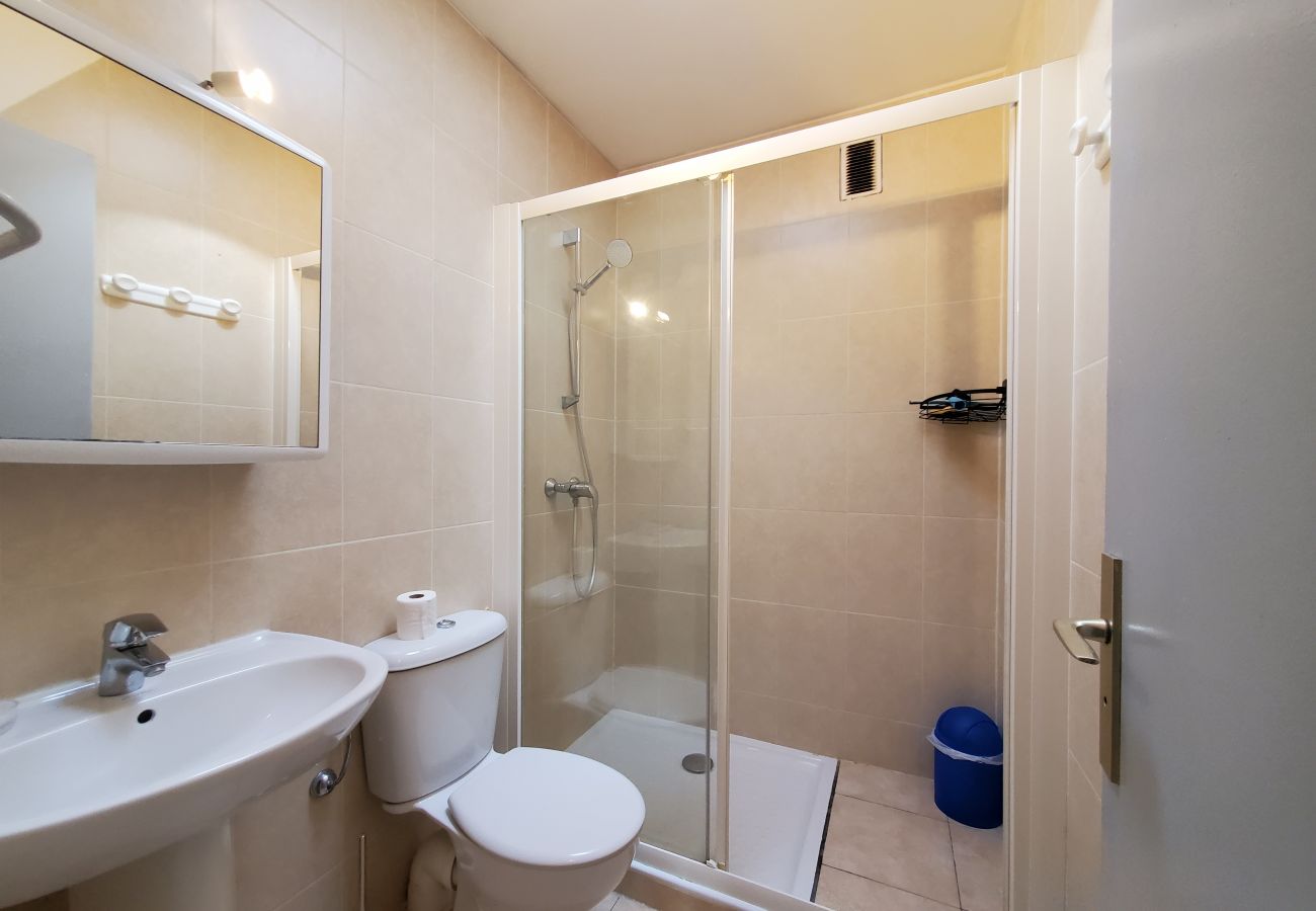 Studio à Fréjus - FREJUS PLAGE T1 26m2 climatisé Balcon 10m2 fermé vue mer Parking 50m plage