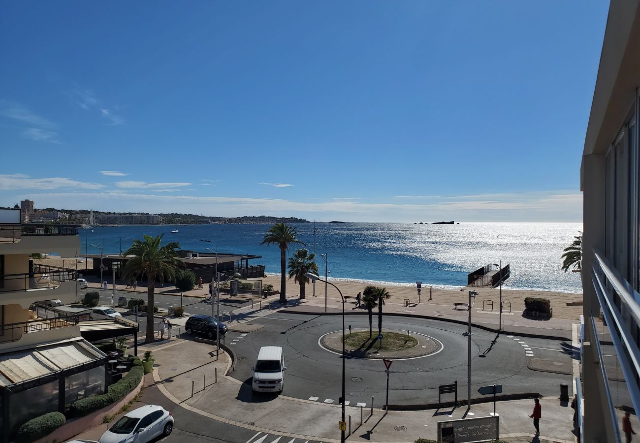 Studio à Fréjus - FREJUS PLAGE T1 26m2 climatisé Balcon 10m2 fermé vue mer Parking 50m plage
