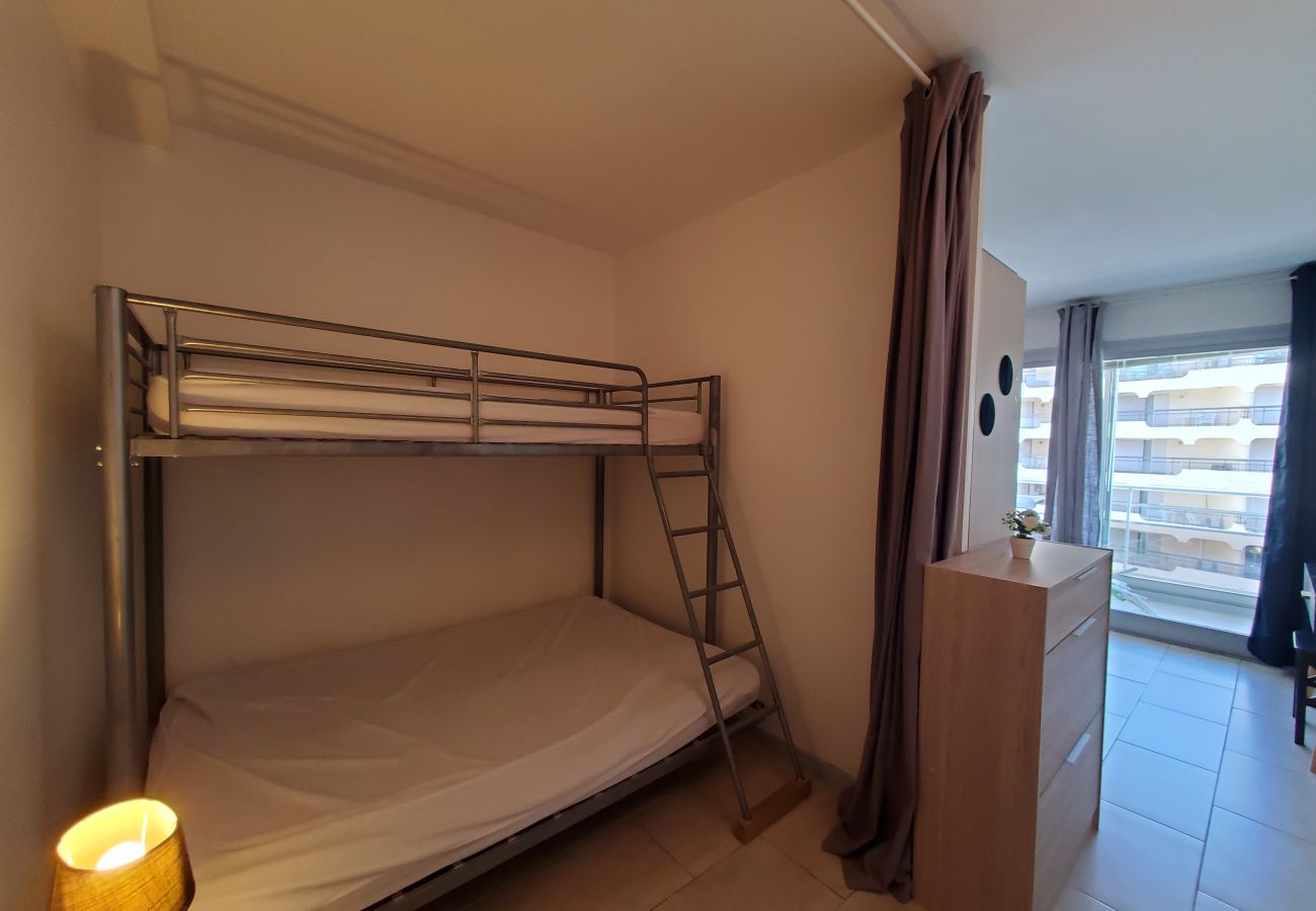 Studio à Fréjus - FREJUS PLAGE T1 26m2 climatisé Balcon 10m2 fermé vue mer Parking 50m plage